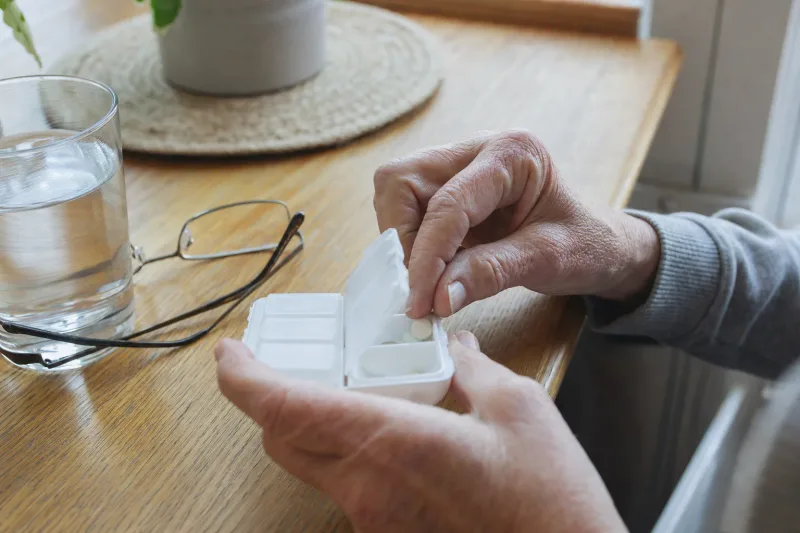 Nur wer ein Medikament nachweislich seit mindestens drei Quartalen verordnet bekommt, kann es einmalig ohne Rezept erhalten: als Selbstzahler, in der kleinsten vorrätigen Packung.