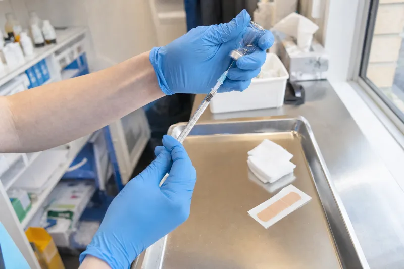 Impfen dürfen Apotheken künftig mit allen Totimpfstoffen, etwa gegen Tetanus und FSME. Direkt mit den Kassen abgerechnet wird aber erst ab dem 1. Januar 2027.