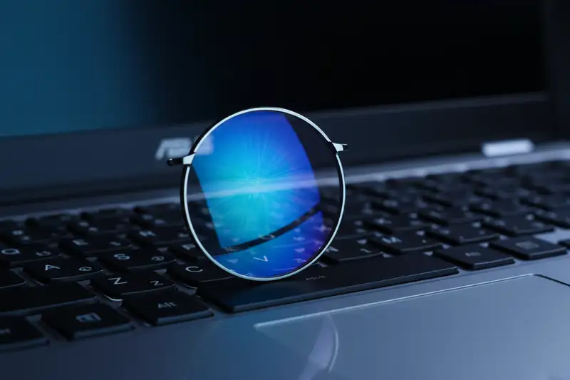 Ein Cochrane-Review aus 2023 wertete 17 kontrollierte Studien aus: Blaulichtfilter zeigten keinen messbaren Vorteil bei Augenbelastung oder Schlafqualität