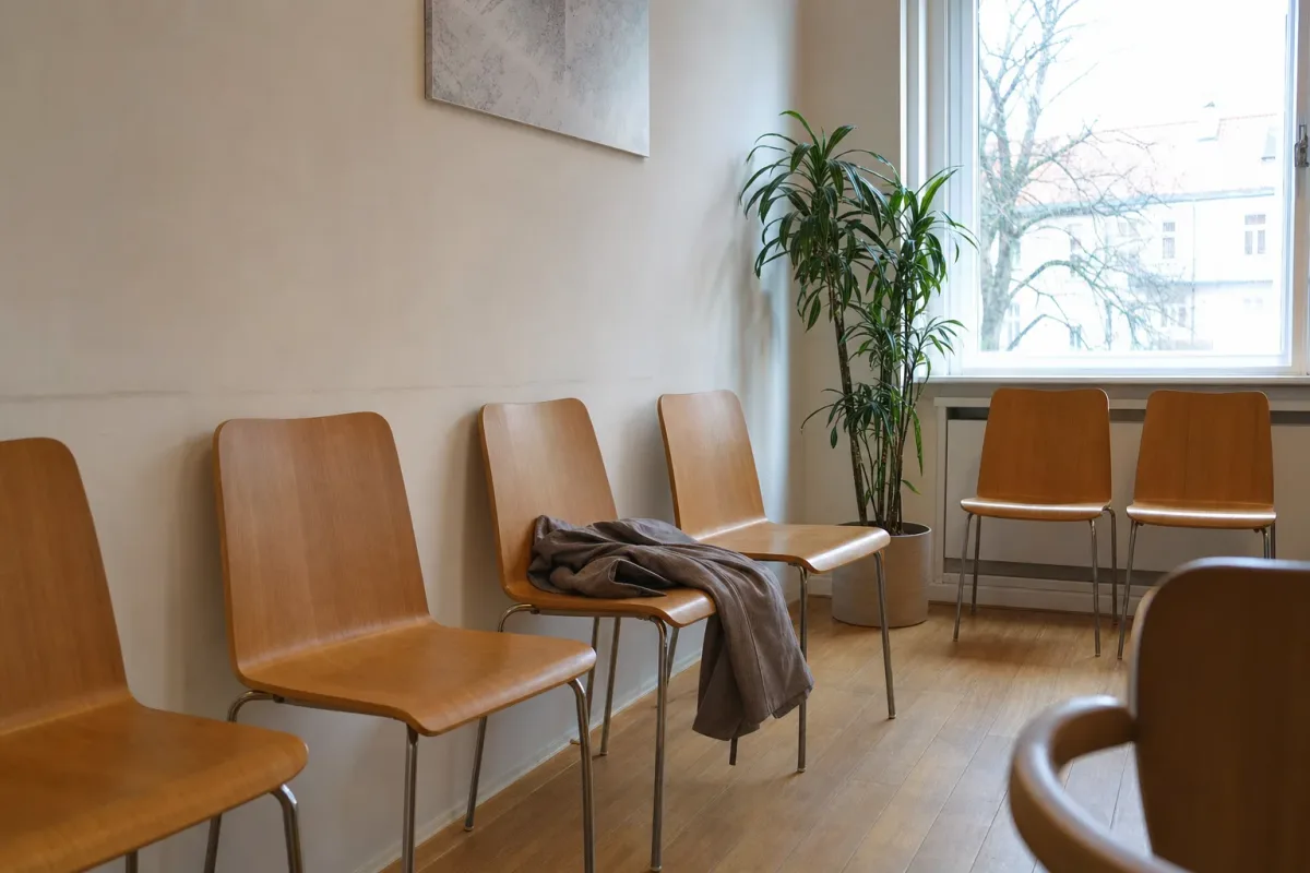 Wer auf Doctolib als Kassenpatient filtert, bekommt trotzdem Selbstzahler-Angebote angezeigt. Bei Hautarztpraxen war das laut vzbv die Regel, nicht die Ausnahme.
