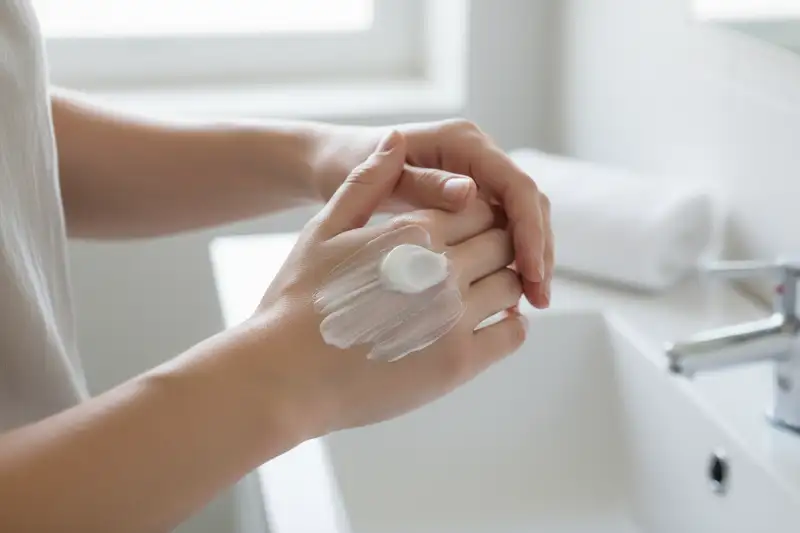 Die S2k-Leitlinie empfiehlt ein schweregradabhängiges Stufenschema: von Basispflege über Kortikosteroide bis zu systemischen Therapien