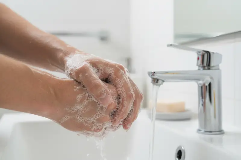 Hände unter fließendem Wasser mit Seife: Mindestens 20 Sekunden gründliches Waschen machen den Unterschied