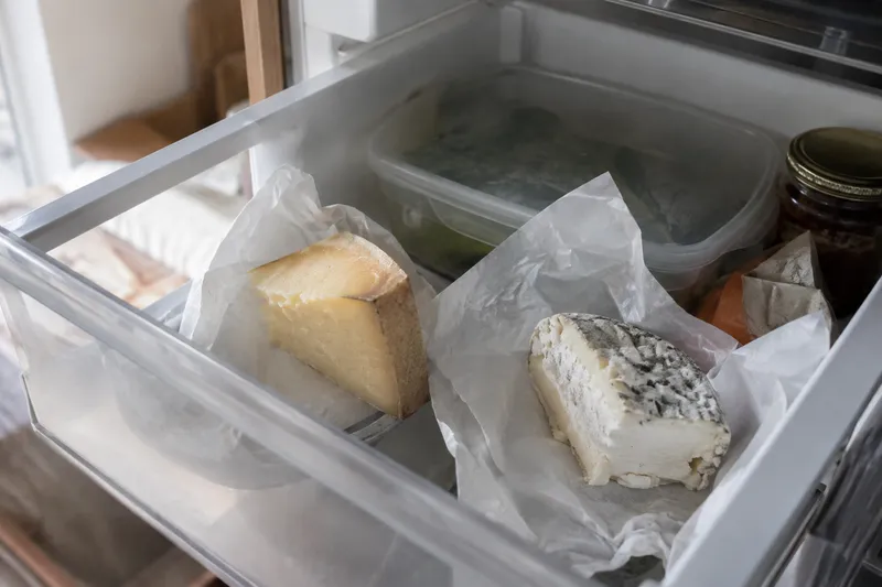 Gereifter Hartkäse enthält häufig kaum Laktose. Ein besonderes Label bedeutet deshalb nicht zwingend eine andere Rezeptur.