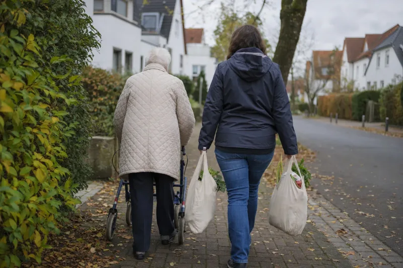 Der Entlastungsbetrag von 131 Euro wird heute für Alltagshilfen wie Einkaufsbegleitung oder Haushaltshilfe erstattet. Für Pflegegrad 1 soll er laut Entwurf 2027 entfallen.