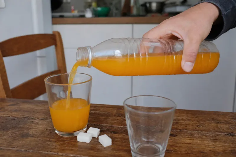 Limonaden enthalten laut Max Rubner-Institut im Mittel 7,8 Gramm Zucker je 100 Milliliter. Ein Wert knapp unter der geplanten 8-Gramm-Stufe.