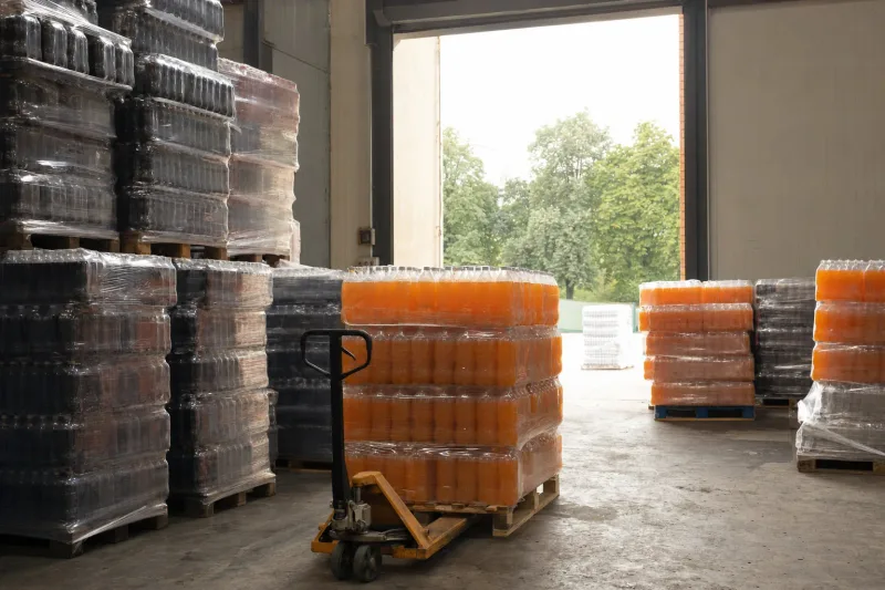 Ab dem 1. Juli 2027 soll die Steuer bei Herstellern und Großhandel erhoben werden. Ausgenommen sind laut Entwurf unter anderem reine Säfte, Milchdrinks und ungesüßte Schorlen.