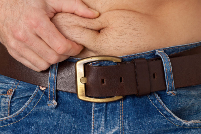 Mann kneift sich in den Bauch - Diat, Abnehmen Abnehmen am Bauch