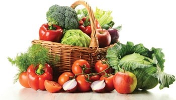 Ernährungsumstellung - Korb mit Obst und Gemüse