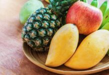 Enthalten vergleichsweise wenig Fructose: Mangos, Äpfel und Ananas.