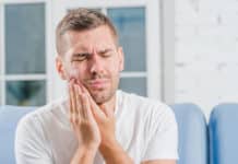 Ein Mann mit Zahnschmerzen (Freepik.com)