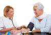 Seniorin lässt ihren Blutdruck beim Arzt messen