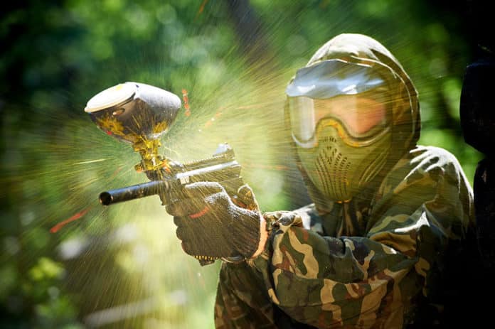 Ein Paintball Spieler