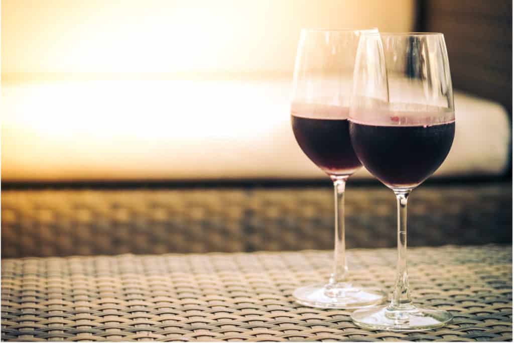 Rotwein ist eine Quelle starker Zahnverfärbungen (lifeforstock - Freepik.com)
