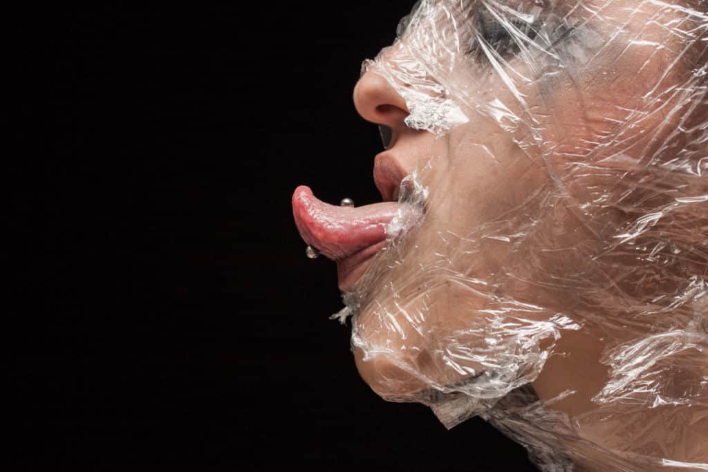 Ein Zungenpiercing kann Zähne beschädigen. Dazu muß man noch nicht mal Folie im Gesicht tragen. (freestockcenter - Freepik.com)